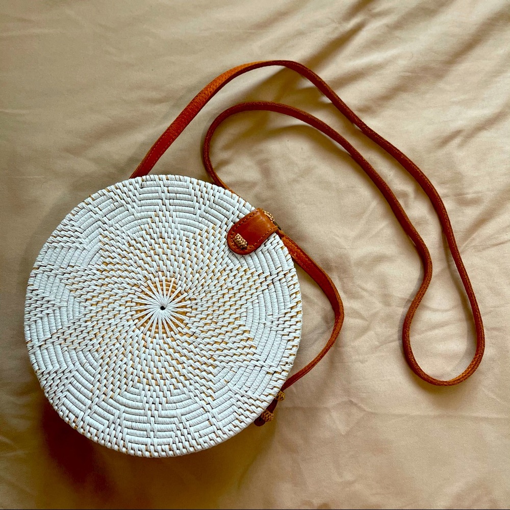 Round rattan crosbbody bag
